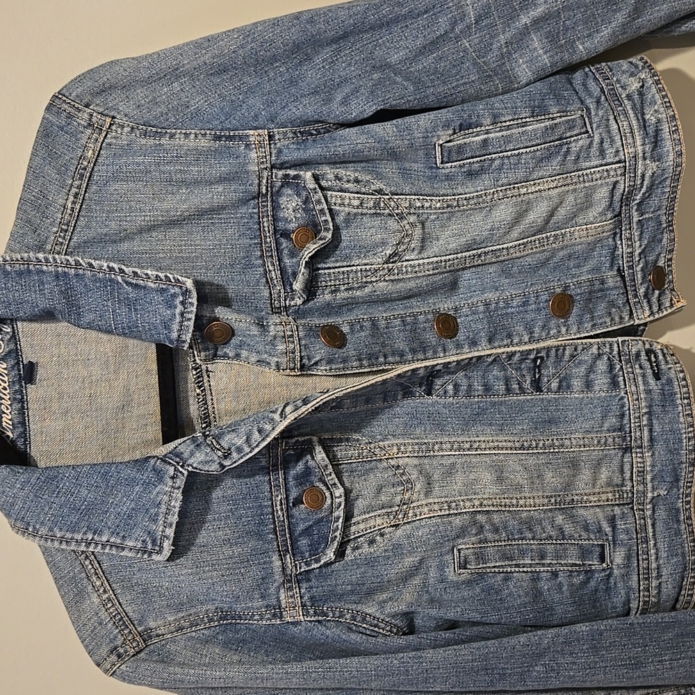 American Eagle Cropped Jean Jacket, Light Wash Distressed, Large - Picture 2 of 13